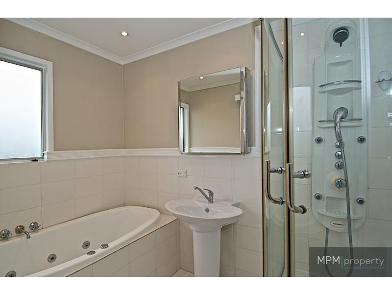 7 Hepworth  St, Arundel QLD 4214