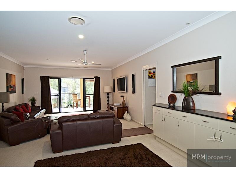 11 Leeds Cl, Arundel QLD 4214