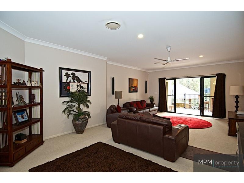 11 Leeds Cl, Arundel QLD 4214