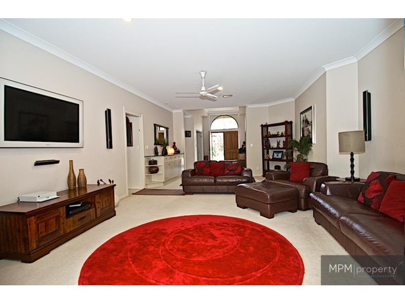 11 Leeds Cl, Arundel QLD 4214