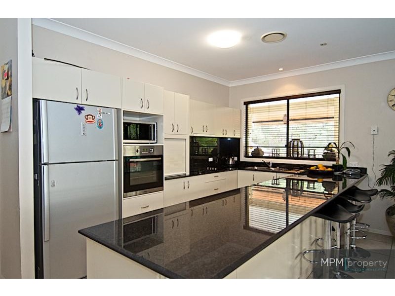 11 Leeds Cl, Arundel QLD 4214