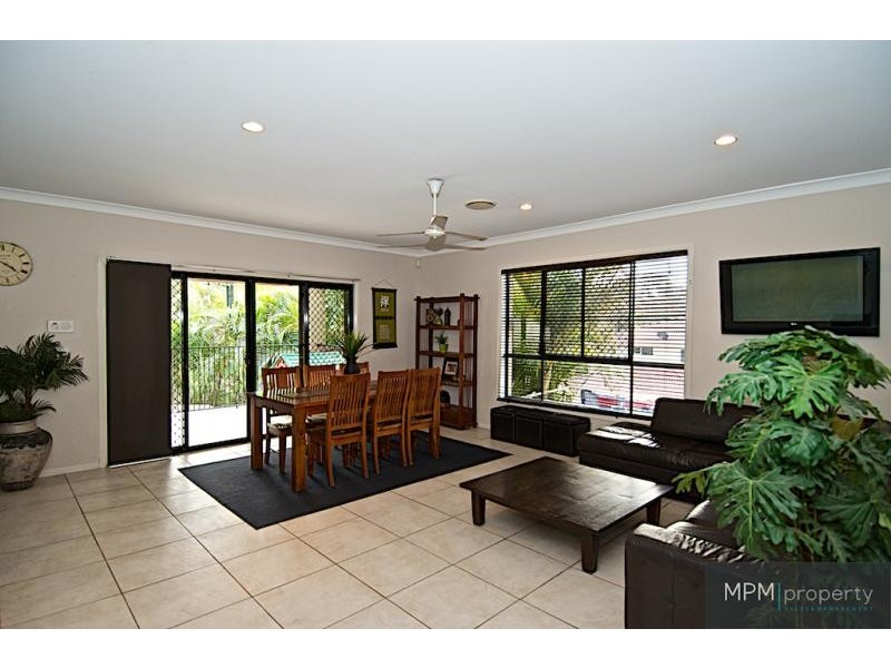 11 Leeds Cl, Arundel QLD 4214