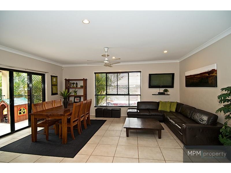 11 Leeds Cl, Arundel QLD 4214