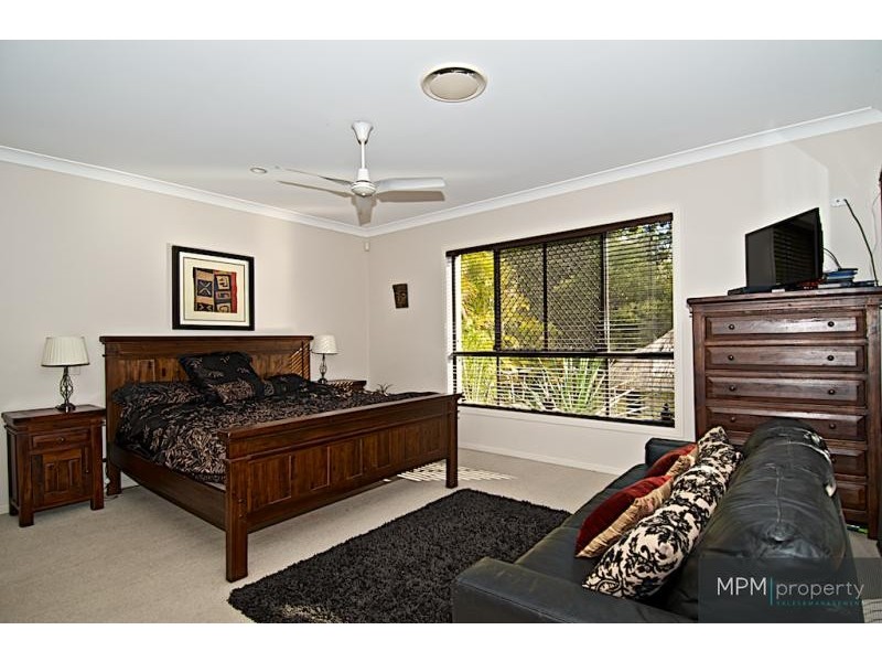 11 Leeds Cl, Arundel QLD 4214