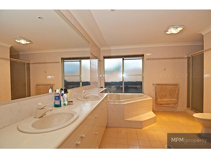 35 Canada Pl, Arundel QLD 4214