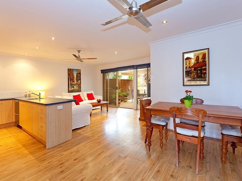 24/1 Archipelago St, Pacific Pines QLD 4211