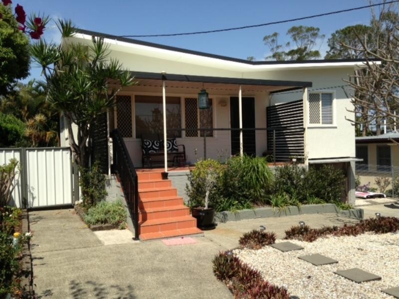 16 Schneider Ave, Labrador QLD 4215