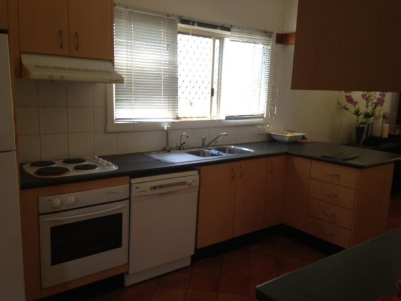 16 Schneider Ave, Labrador QLD 4215
