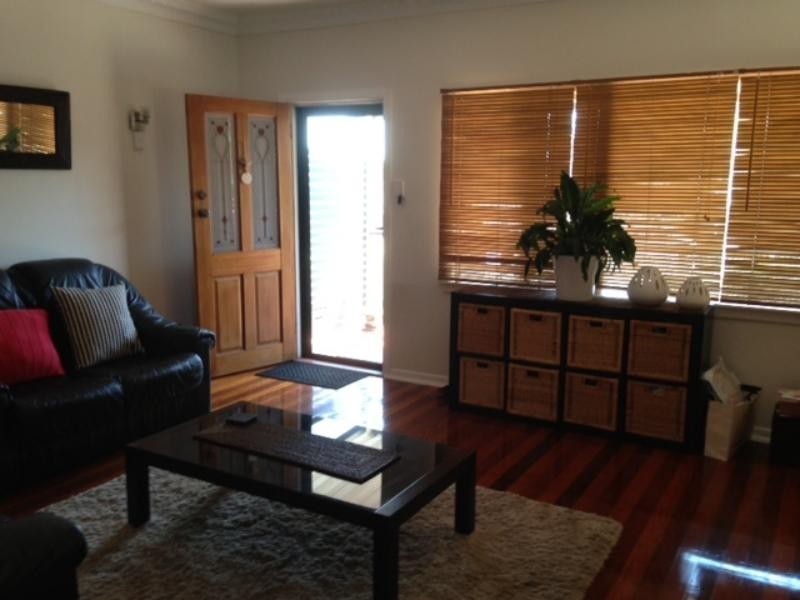 16 Schneider Ave, Labrador QLD 4215