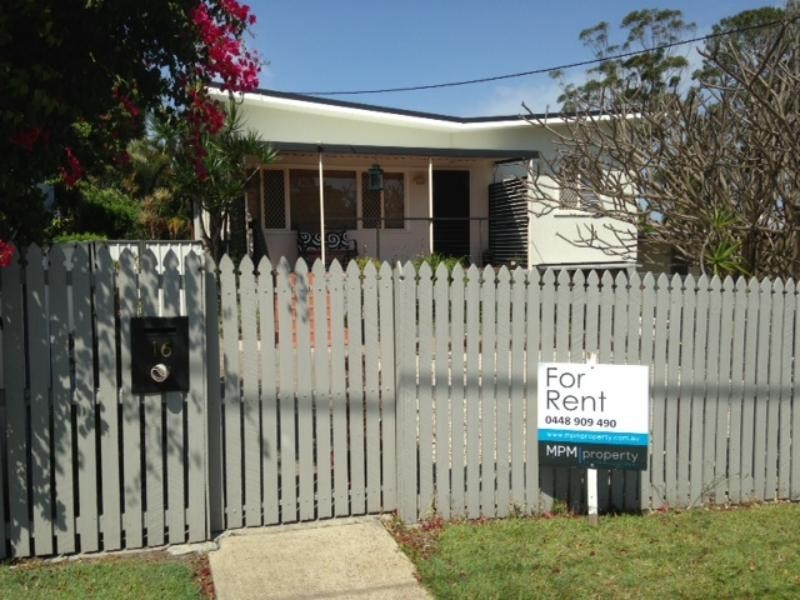 16 Schneider Ave, Labrador QLD 4215