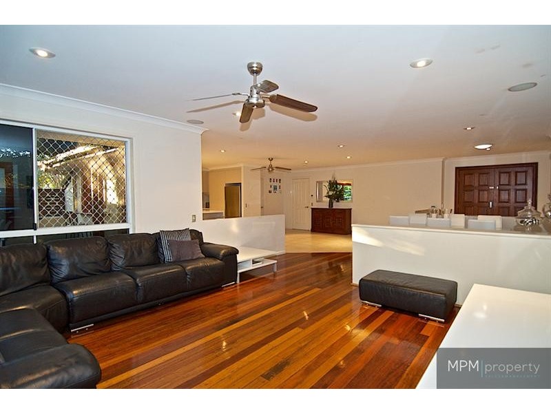 6 Chichester Dr, Arundel QLD 4214