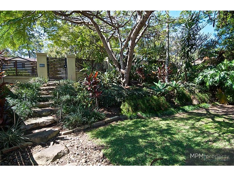 6 Chichester Dr, Arundel QLD 4214