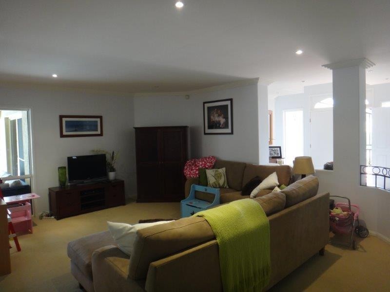 7 Adeliza  Ct, Arundel QLD 4214