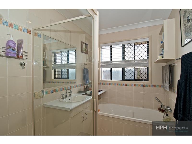 4 Murchison St, Pacific Pines QLD 4211