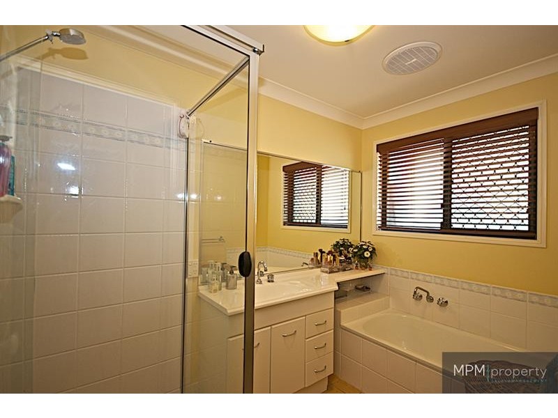 16 Petworth Ct, Arundel QLD 4214