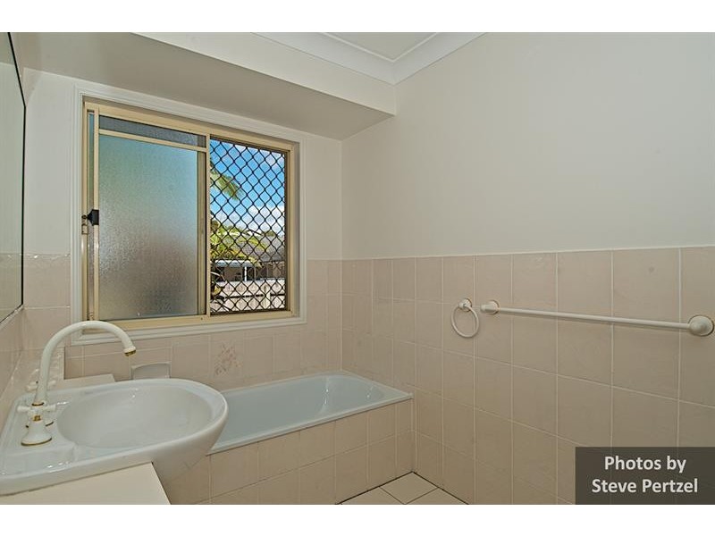 33 Clubhouse Dr, Arundel QLD 4214