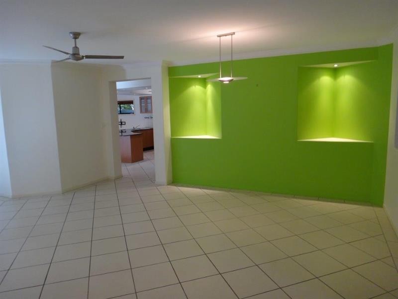 8 Blackfen Ct, Arundel QLD 4214