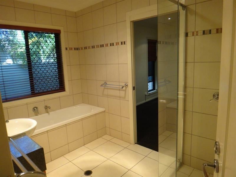 8 Blackfen Ct, Arundel QLD 4214