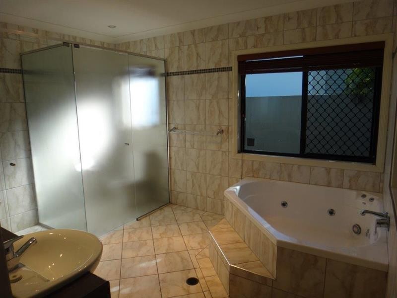 8 Blackfen Ct, Arundel QLD 4214