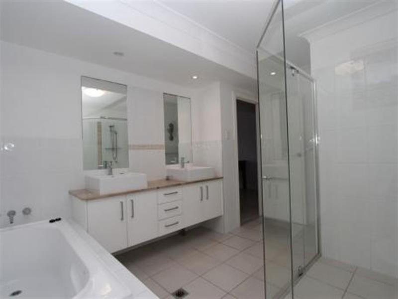 21 O’Grady  Dr, Paradise Point QLD 4216