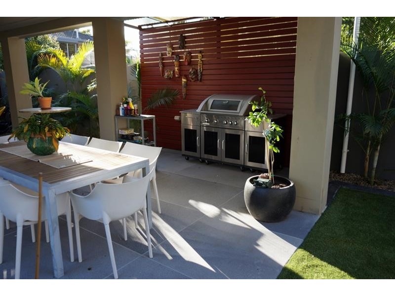 9 Ashgrove Ave, Runaway Bay QLD 4216