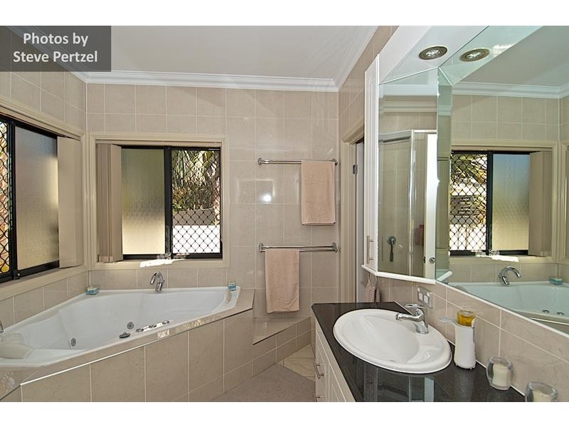 7 Selsey  Ct, Arundel QLD 4214