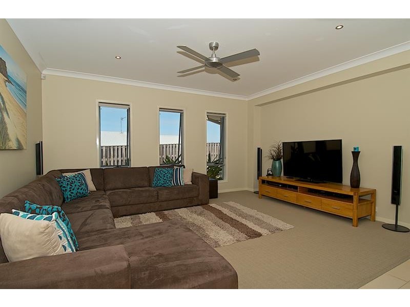 10 Laughlen Ch, Pacific Pines QLD 4211