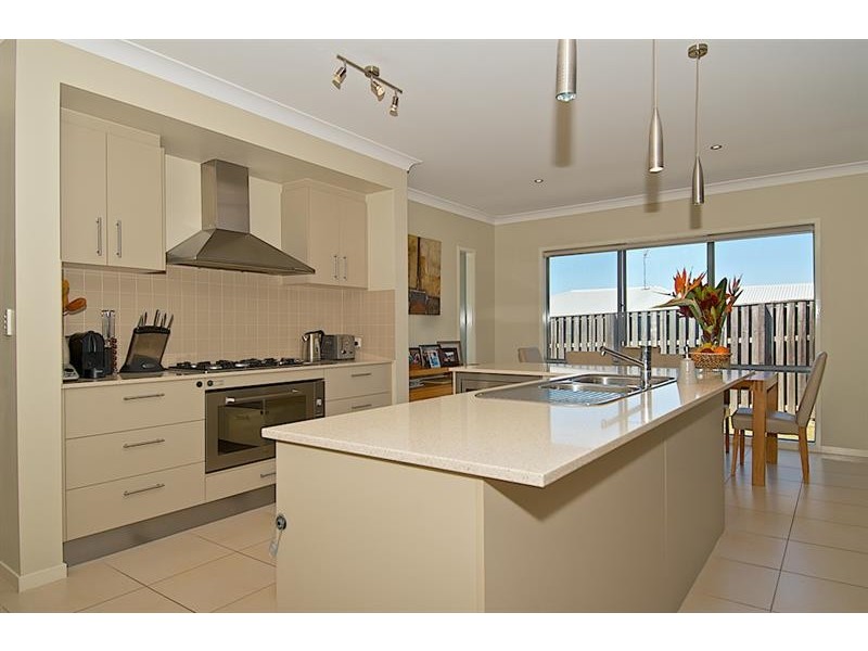 10 Laughlen Ch, Pacific Pines QLD 4211