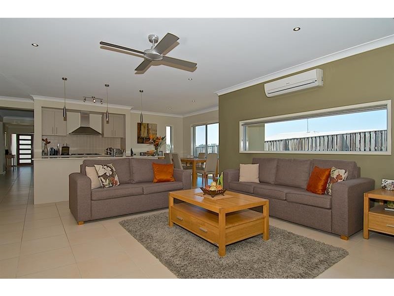 10 Laughlen Ch, Pacific Pines QLD 4211