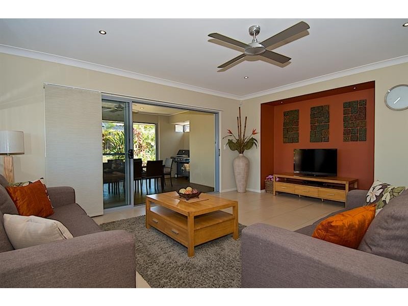 10 Laughlen Ch, Pacific Pines QLD 4211