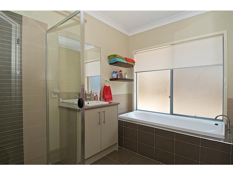 10 Laughlen Ch, Pacific Pines QLD 4211