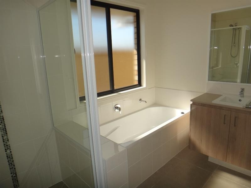 33 Hasemann Cres, Upper Coomera QLD 4209