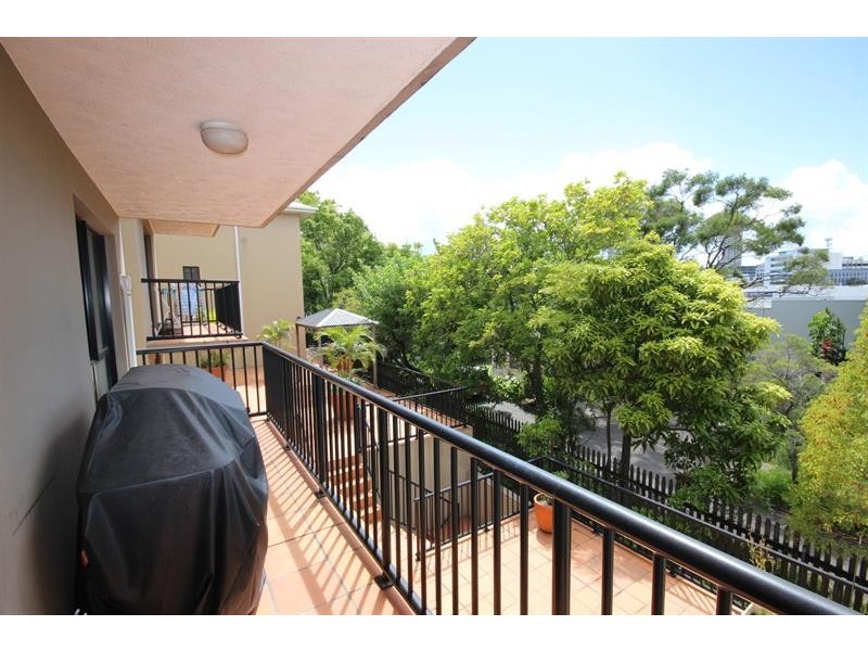 8/2 Johnston St, Southport QLD 4215