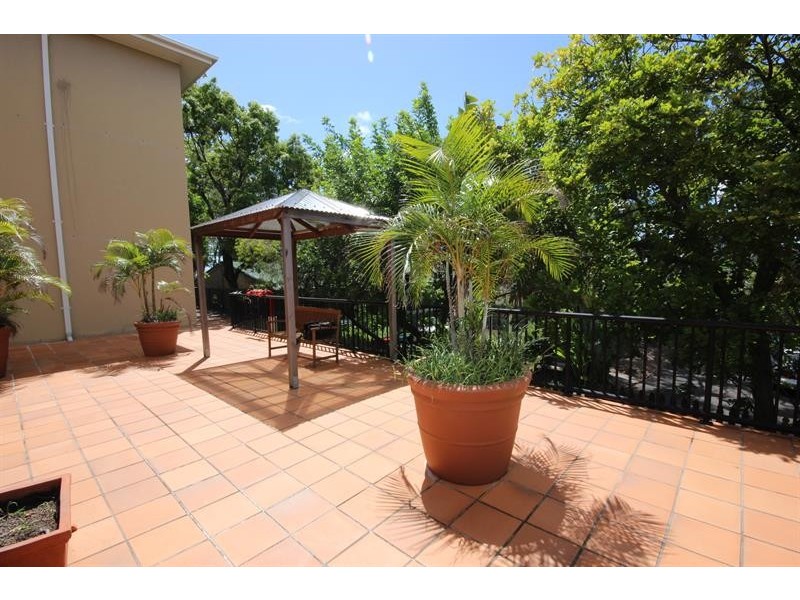 8/2 Johnston St, Southport QLD 4215