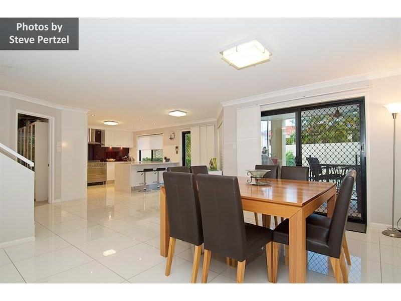 8 Maltravers Dr, Arundel QLD 4214