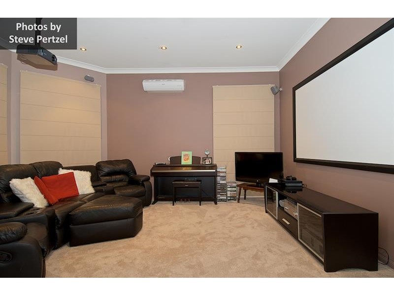 8 Maltravers Dr, Arundel QLD 4214