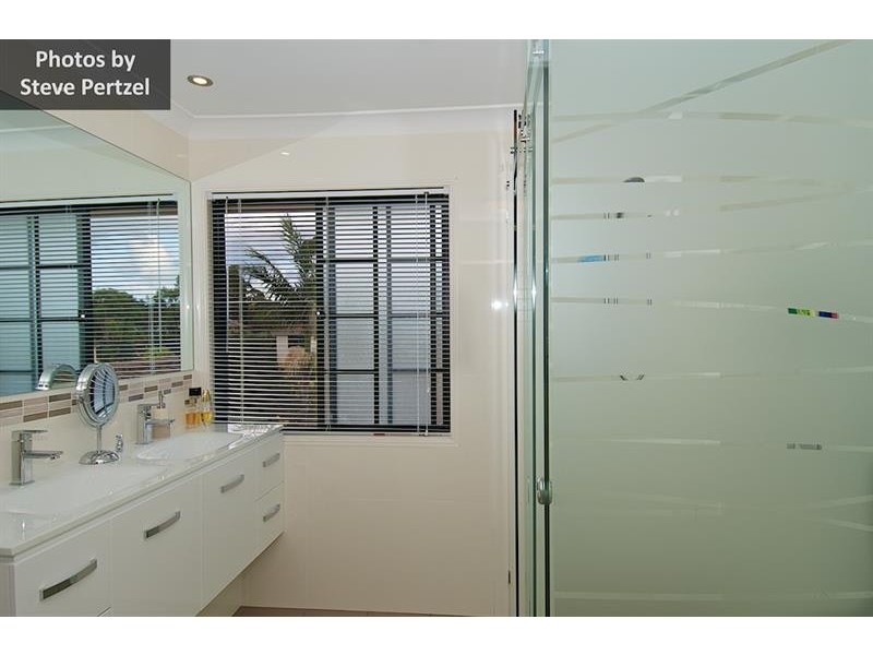 8 Maltravers Dr, Arundel QLD 4214