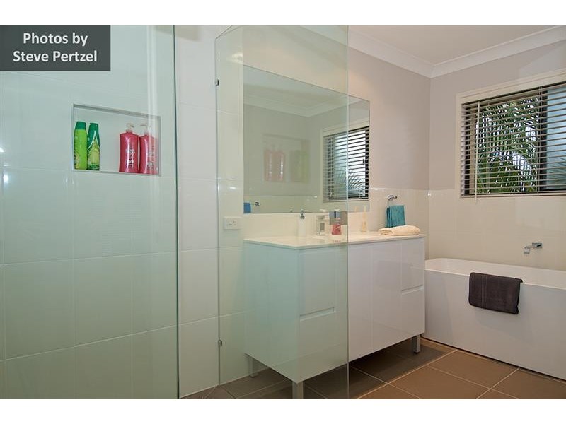 8 Maltravers Dr, Arundel QLD 4214