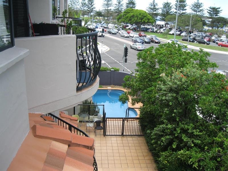 13/2 Broad St, Labrador QLD 4215