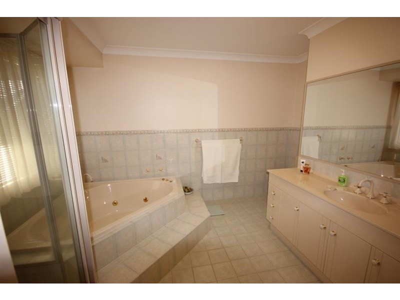 6 Tulipwood Ct, Arundel QLD 4214