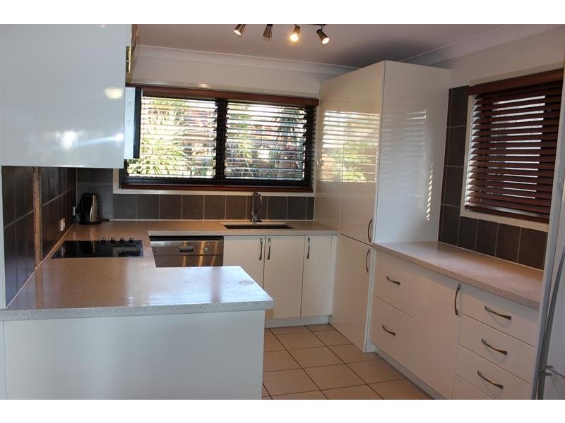 2/13 Waratah Ave, Biggera Waters QLD 4216