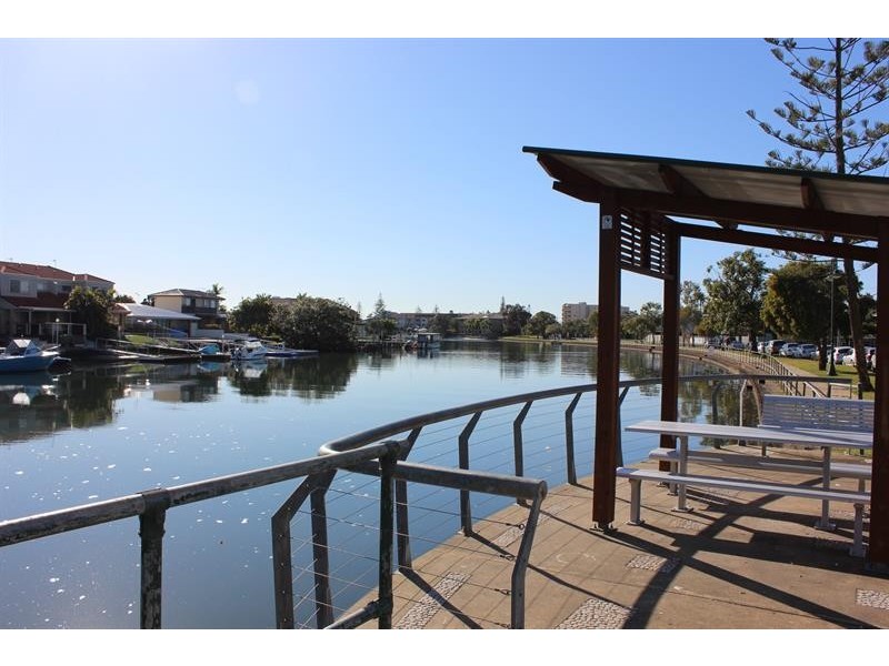 2/13 Waratah Ave, Biggera Waters QLD 4216