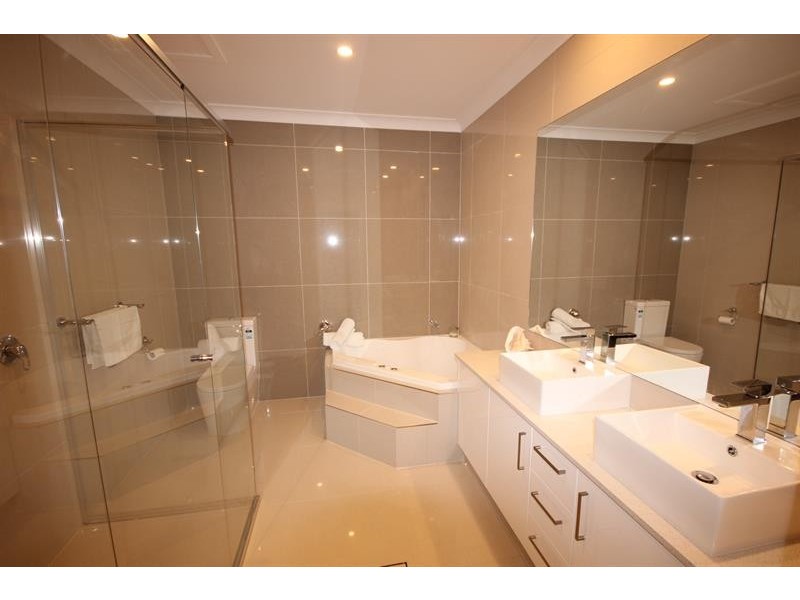 30 Vaggelas Cres, Biggera Waters QLD 4216