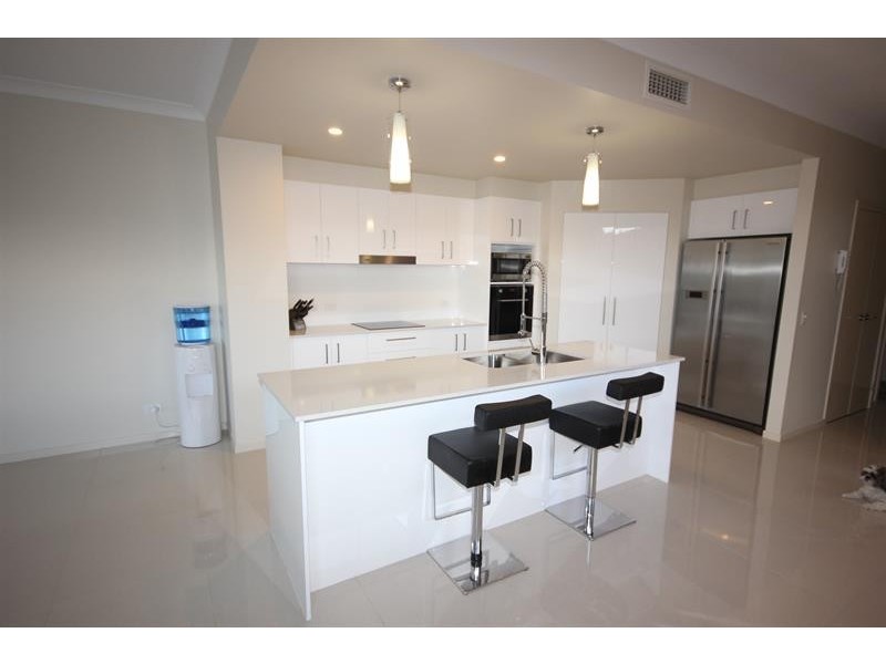 30 Vaggelas Cres, Biggera Waters QLD 4216