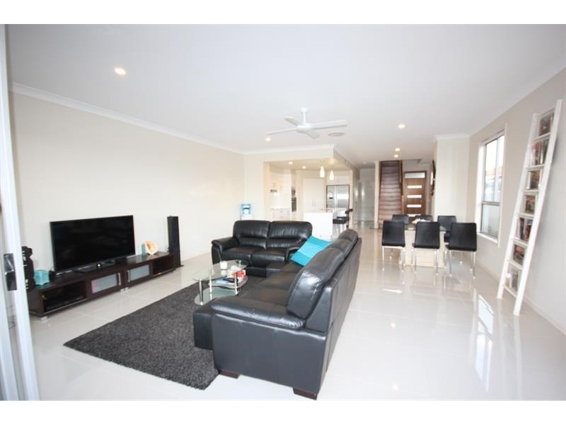 30 Vaggelas Cres, Biggera Waters QLD 4216