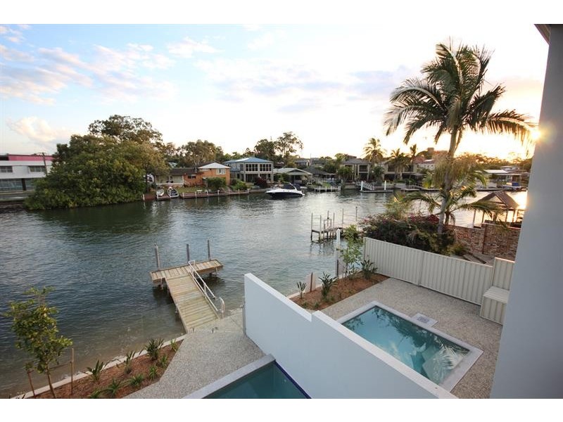 30 Vaggelas Cres, Biggera Waters QLD 4216
