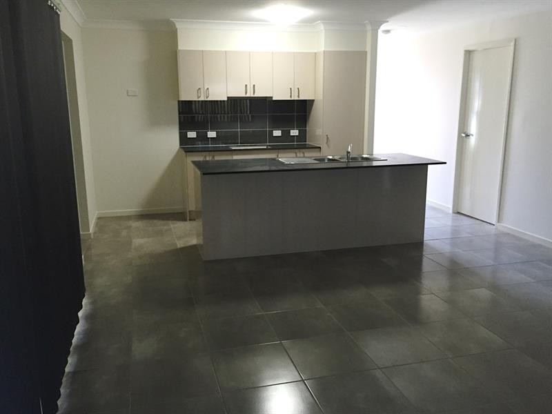 39 Hollyoak Cres, Pimpama QLD 4209