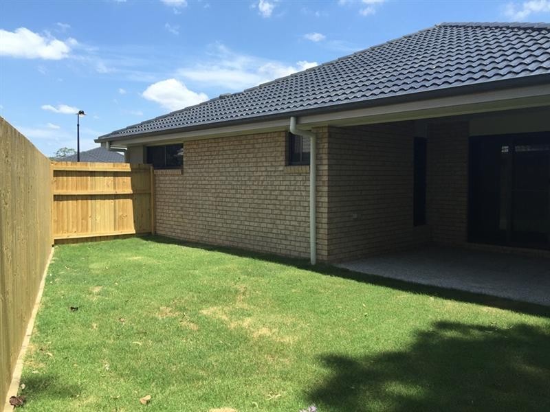 39 Hollyoak Cres, Pimpama QLD 4209