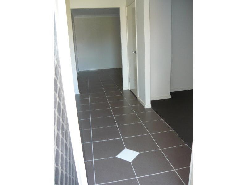2 Nixon Dr, North Booval QLD 4304