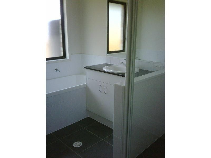 4 Atlantic Dr, Brassall QLD 4305